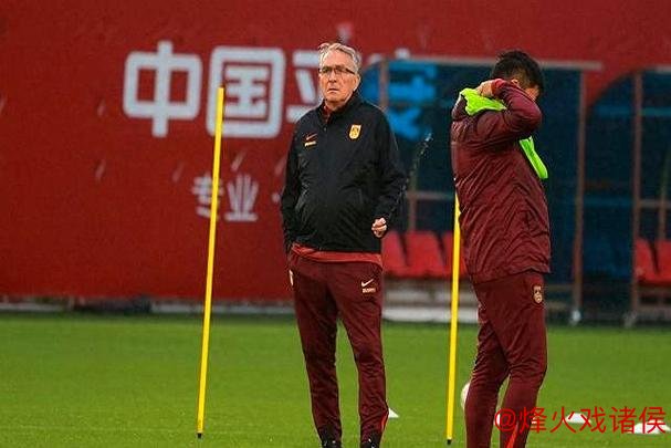 国足25人启程印尼 宋凯现场督战 力争将悬念延续至重庆